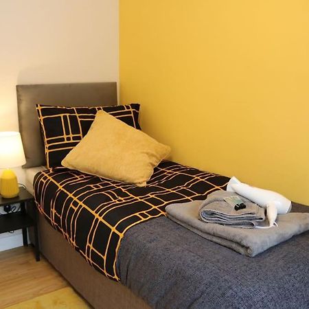 Elegant Room In Stylish House Milton Keynes Exterior photo
