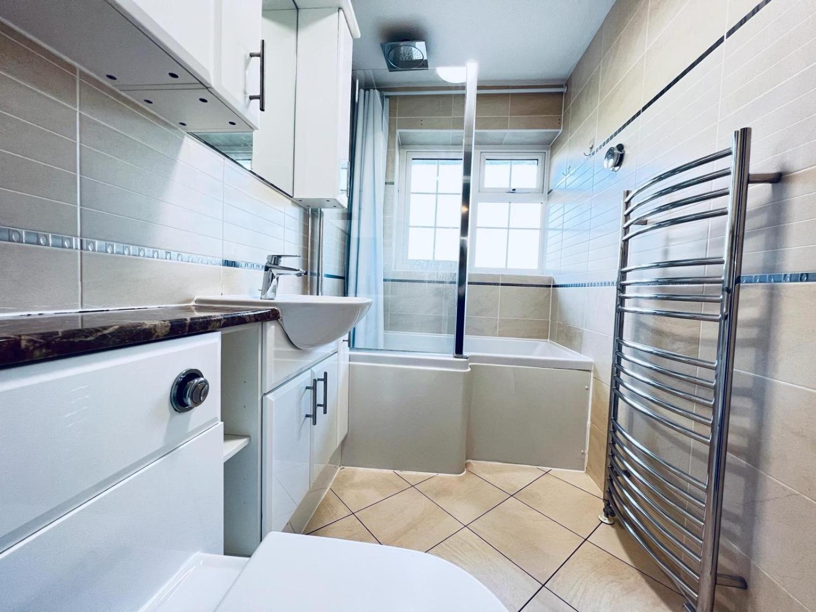 Elegant Room In Stylish House Milton Keynes Exterior photo