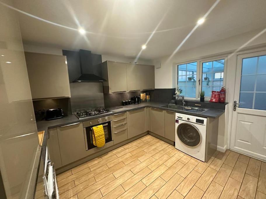 Elegant Room In Stylish House Milton Keynes Exterior photo